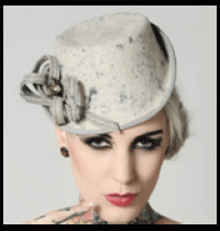 Lexy Hell mit Hut von Sahnehäubchen (Foto Stephan Zahn)