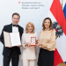 Goldenes Verdienstzeichen der Republik &Ouml;sterreich an Gerda Rogers