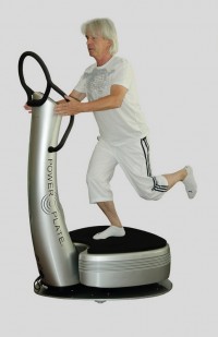 Reinhard Sudy auf der Power Plate (Foto Lichtner)