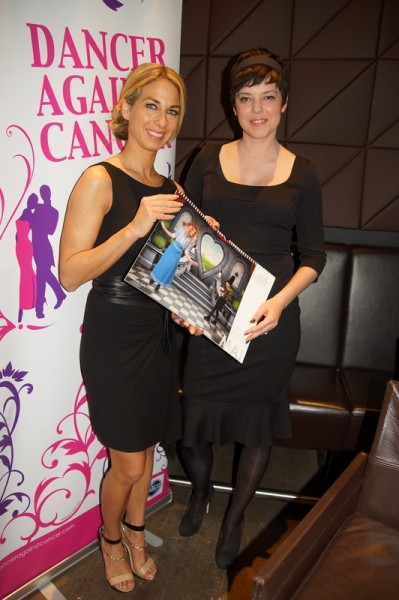 Yvonne Rueff mit Model Anja Platzer bei der Präsentation des Kalenders "Dancer against Cancer"