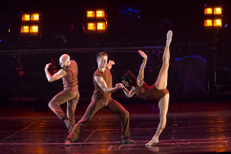 Die Tanzkompanie in der Bühnenshow 2014-2015 (Foto Werner Kmetitsch)