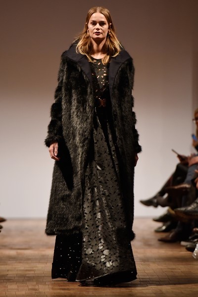 Leichte, fast schwerelose Chiffon Qualitäten werden von Marcel Ostertag mit fest gewebtem Kaschmir und hochwertigen Kunstpelzen zusammengeführt (Photo by Clemens Bilan/Getty Images)