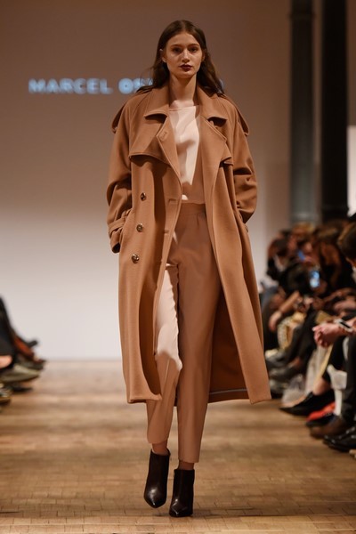 Die Kundinnen von Marcel Ostertag dürfen sich über neue Silhouetten, Formen und eine Weiterentwicklung des unverkennbaren Marcel Ostertag Stils freuen (Photo by Clemens Bilan/Getty Images)