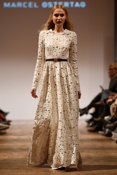 Intensive Farbwelten vereint mit drei neuen Prints: Creme, Altrosa, Lichtblau, Dunkelblau, Schwarz und ein sehr intensives Ochsenblut (Bordeaux). (Photo by Clemens Bilan/Getty Images)