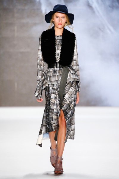 Highlights bei Rebekka Ruetz sind verführerische Poor Boyish Styles und handgefertigte Statement-Gürtel (Photo by Peter Michael Dills/Getty Images)