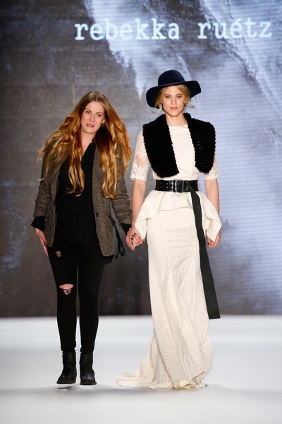 Rebekka Ruetz verwendete für einige Modelle speziell bedruckte Stoffe mit Heimat-Prints. Hier die Designerin mit Model Larissa Marolt (Photo by Peter Michael Dills/Getty Images) 