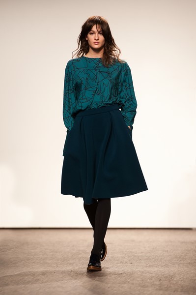 Die Nicht-Farbe Weiß, dazu Navy und Steingrau bilden die ruhige Basis bei holyGhost und werden durch Mustard, Petrol und grafische Prints abgerundet (Foto holyGhost)