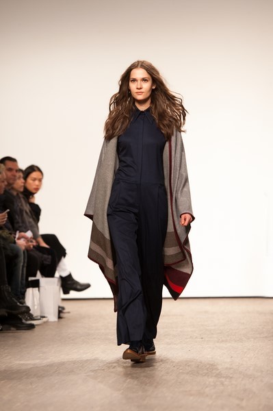 holyGhost Fashion Show: Großzügige Silhouetten gepaart mit schlichten, zurückhaltenden Schnitten charakterisieren diese Kollektion (Foto holyGhost)