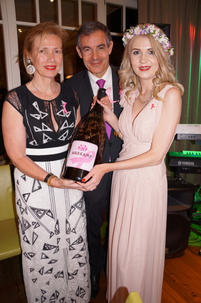 Botschafter Pascal Teixeira, im Bild mit Gattin Pascale und Christiane Baldauf, ersteigerte die Big Bottle vom Weingut Harkamp (Grauburgunder 2014) mit ganz einzigartigem Etikett (Foto Waltraud Fischer)