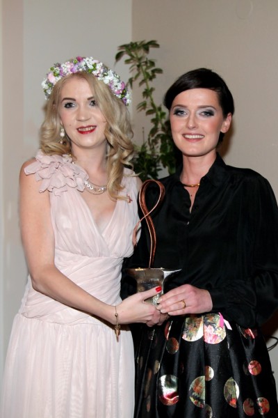 Christiane Baldauf übergab den Pink Ribbon Award Steiermark 2016 an Designerin Eva Poleschinski. "Der Pink Ribbon Award Steiermark soll jene Damen auszeichnen, die sich besonders für die Brustkrebshilfe engagieren oder selbst von der Krankheit betroffen sind", betont Christiane Baldauf (Foto Helmut Pratl)