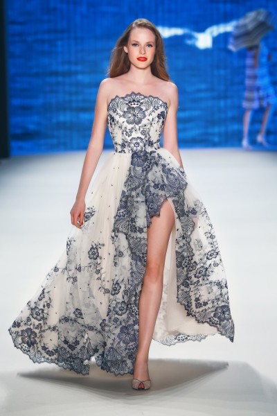 Bei Lena Hoschek dominieren farblich unterschiedlichste Marine-Nuancen, Seasalt-Weiß, Koralle, helle Denimtöne, aber auch zarte Pastellfarben, die an den Sonnenschirm und die Strandliege aus vergangenen Urlaubstagen erinnern (Photo by Frazer Harrison/Getty Images)