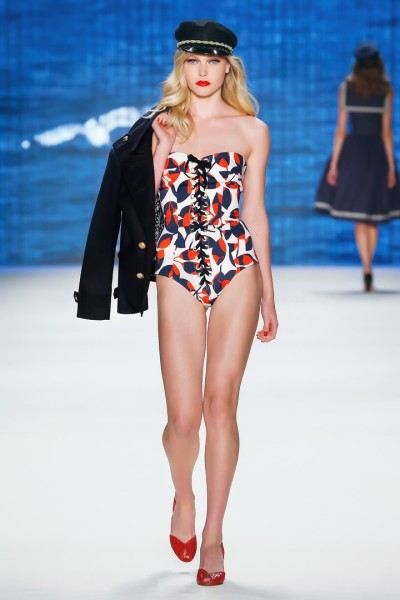 Nicht fehlen dürfen bei diesem maritimen Motto von Lena Hoschek Prints mit nautischen Elementen, wie Korallen, Lobster, Segelbooten und Anker (Photo by Peter Michael Dills/Getty Images)