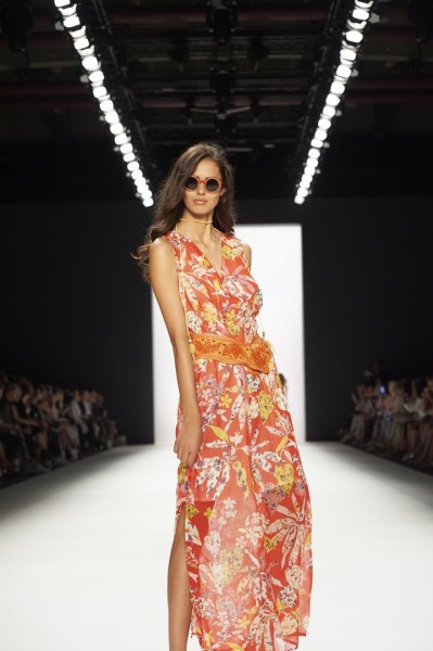 Spitzentransfers sowie aufwendige 3-DApplikationen sorgen für luxuriöse Eycatcher bei der Spring/Summer 2017 Kollektion von SPORTALM (Foto SPORTALM)