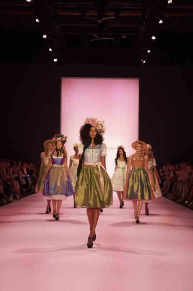 SPORTALM präsentierte zum Auftakt acht wunderschöne Dirndl aus hochwertigen Stoffen und mit aufwendigen Stickereien und Verzierungen (Foto SPORTALM)