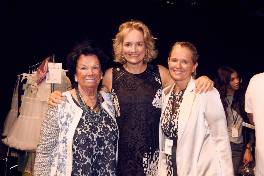 Chefdesignerin von SPORTALM Ulli Ehrlich (Mitte) backstage vor der Show (Foto SPORTALM)