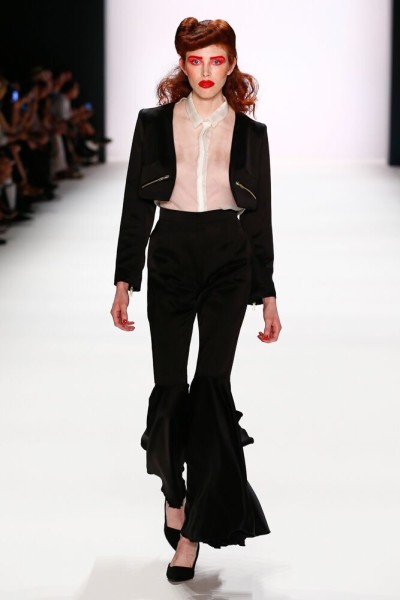 Dieser schwarze Hosenanzug von Thomas Hanisch ist ein Look für starke und unabhängige Frauen (Foto Ben Laerk)