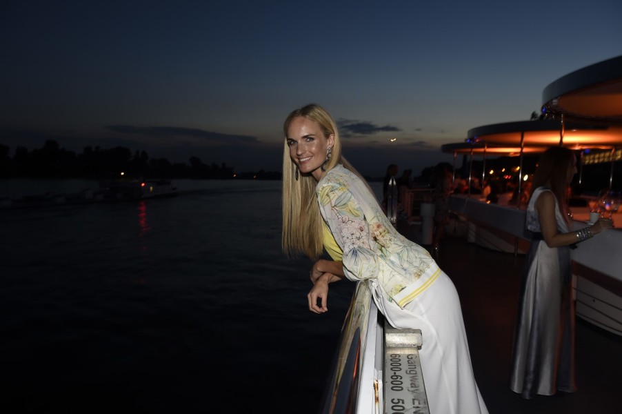 Patricia Kaiser, in AIRFIELD gekleidet, beim Fashioncocktail auf der Grace Kelly Yacht in Düsseldorf (Foto AIRFIELD / Agency People Image / Michael Tinnefeld)