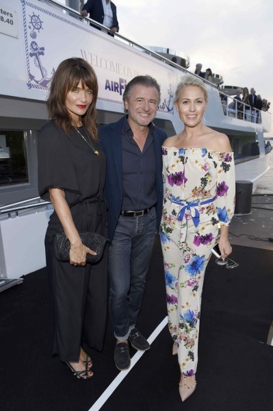 Supermodel Helena Christensen, Walter Moser, CEO AIRFIELD Fashion/Walter Moser GmbH, und Sophia Bitter, CMO AIRFIELD, bevor sie zum exklusiven Yachtausflug mit AIRFIELD Modenschau ablegten (Foto AIRFIELD / Agency People Image / Michael Tinnefeld)