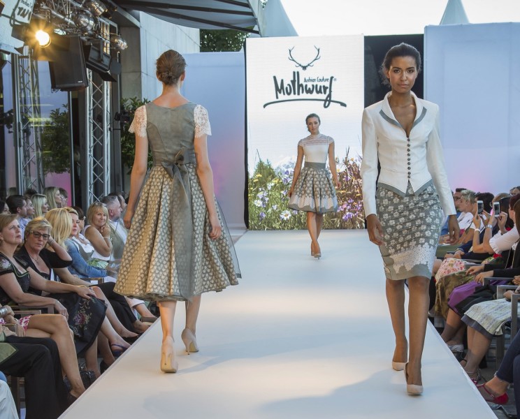 Mode von Mothwurf,  Haarkreationen vom Salzburger Friseurweltmeister Mario Krankl (Foto Reed Exhibitions Salzburg / Kolarik Andreas)