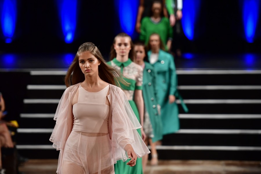 Marcel Ostertag: Leichte Kleider in Chiffon Qualitäten werden mit lässigen Mänteln und Westen aus Seide kombiniert (Photo by Alexander Koerner/Getty Images)