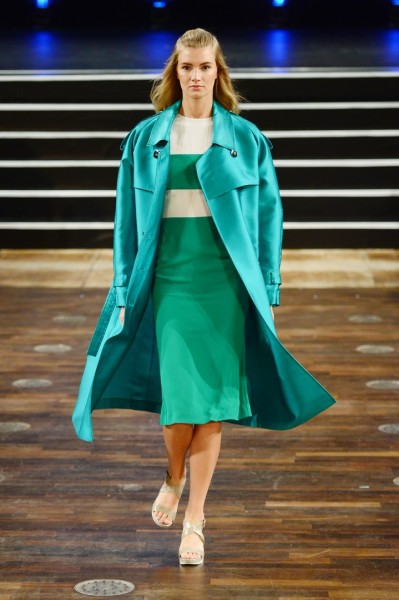 Kräftige Farben auf der Show von Marcel Ostertag (Photo by Thomas Lohnes/Getty Images)