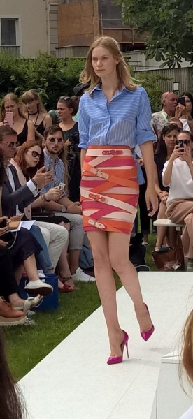 Marina Hoermanseder: Ein Highlight sind immer wieder ihre typischen, gewickelten Lederröcke mit Schnallenoptik (Foto Hedi Grager) 