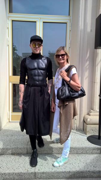 Ich traf den sehr sympathischen jungen Designer Thomas Hanisch auf der Show seiner Designer-Kollegin Marina Hoermanseder. 