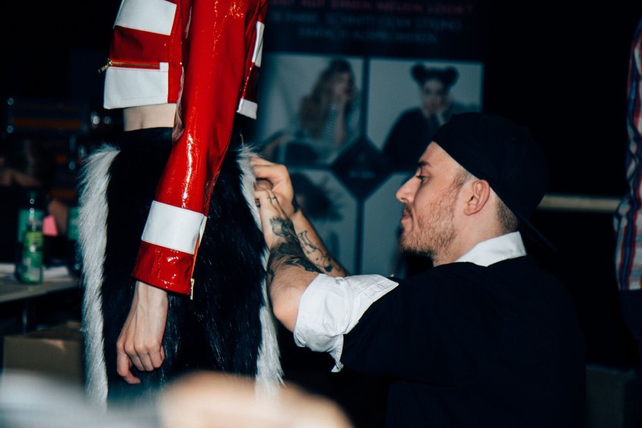 Designer Thomas Hanisch backstage vor seiner Show auf der Berliner Mercedes Benz Fashion Week (Foto Ben Laerk)