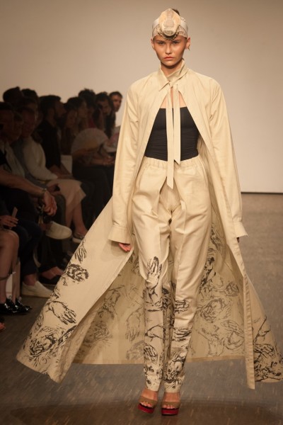 Zwischen Vogelgezwitscher und Beat präsentierte Isabel Vollrath ihre aktuelle Kollektion „Sacre du Printemps“, die erneut ein sozialkritisches Statement ist und durch die Liebe zum Detail begeistert (Foto Kristjan Czako Visual Impact)