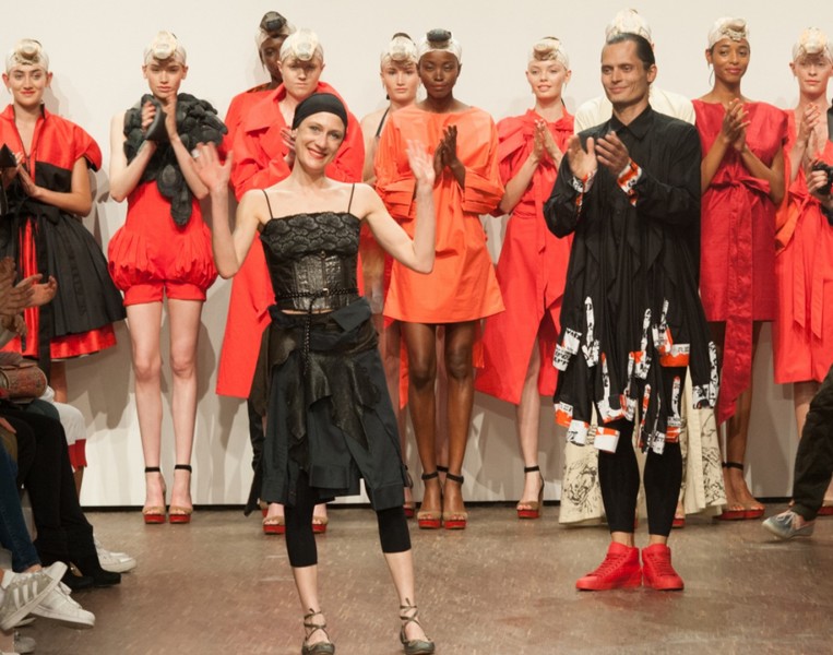 Isabel Vollrath arbeitete mit Lagen von Tüll und zeigte Kleider mit tiefen Dekolletés (Foto Kristjan Czako Visual Impact)