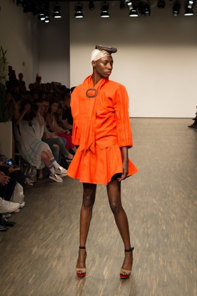 Auch ein kräftiges Rot darf in der Frühjahr/Sommer 2017 Kollektion von Isabel Vollrath nicht fehlen (Kristjan Czako Visual Impact)