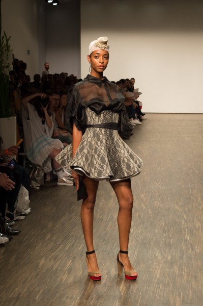 Der konzeptionelle Charakter der Show von Isabel Vollrath wurde vor allem durch die ausgefallenen Kopfbedeckungen geprägt. Breite Haarbänder aus Spitze waren mit aufgesetzten Ballettschuhen versehen (Foto Kristjan Czako Visual Impact) 