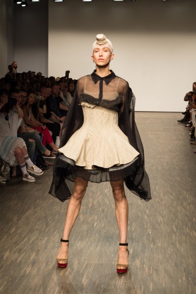 Schleifen, fliegenartig um den Hals gebunden, als Kontrast zu nur zart verdeckter Haut  (Foto Kristjan Czako Visual Impact)