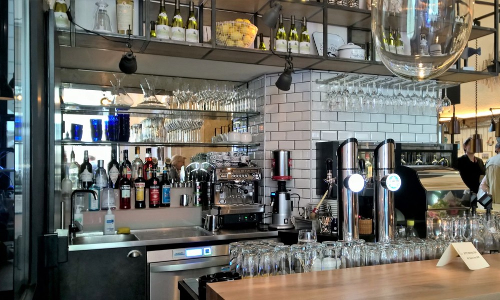 Das EL PESCADOR im Rathaus hat Montag bis Samstag von 11.30 bis 22 Uhr geöffnet. Mittags gibt es einen „Catch of the day“, einige Specials, Vorspeisen aus der Vitrine zum Selbstzusammenstellen, eine Tarte und natürlich die herrliche Fischsuppe (Foto Reinhard Sudy)