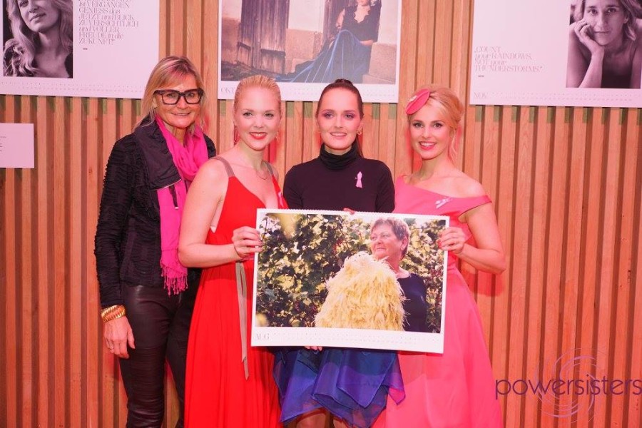 Emotionale Kalenderpräsentation zugunsten Pink Ribbon Projekte im Schloss Hartberg. Journalistin Hedi Grager, Schauspielerin und Kabarettistin Sigrid Spörk, Designerin Eva Poleschinski und Moderatorin Silvia Schneider (Foto powersisters.at) 