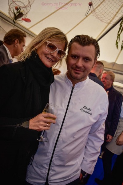 Bei der Eröffnung des EL PESCADOR wurden herrliche kulinarische Kostproben wie Crab Cake Burger, Pasta mit Meeresfrüchten und eine wunderbare Fischsuppe serviert. Hedi Grager mit Christof Widakovich (Foto Conny Pall) 