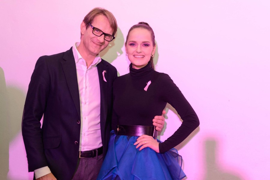 Auch der Hartberger Bürgermeister Ing. Marcus Martschitsch unterstützte den glanzvollen Charity-Abend - hier mit Designerin Eva Poleschinski, die in Hartberg geboren wurde  (Felix Werinos)