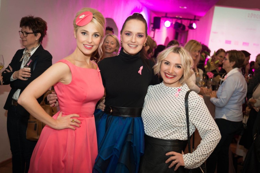 Silvia Schneider, die charmant durch den Abend führte, Designerin Eva Poleschinski, Initiatorin des Kalenders und Sandra Pichler, die für Make-up & Hair zuständig war (Foto Felix Werinos)