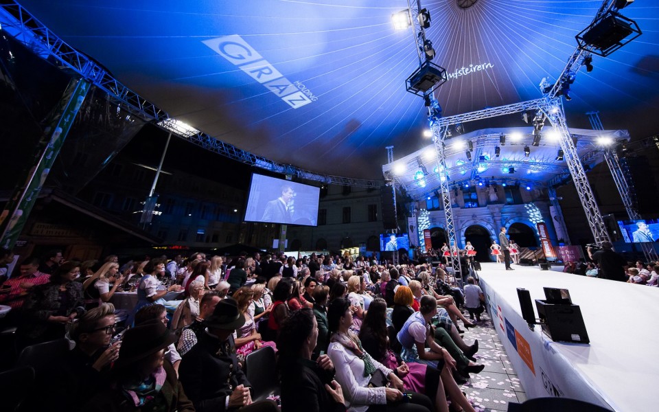 Bereits zum 15. Mal rückte die "Pracht der Tracht" die steirische Tracht im Rahmen des "Aufsteirern"  am Grazer Hauptplatz ins Rampenlicht (Foto Ivents/Marija Kanizaj)