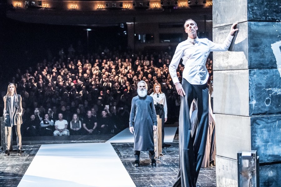 Designerin Esther Perbandt zeigt ihre Autumn/Winter 2017-Kollektion in einer aufwendigen Bühnenshow mit Musik von Sven Helbig auf der Berliner Volksbühne (Foto Kowa-Berlin)