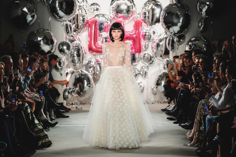 Lena Hoschek zeigte auf der Berliner Fashion Week ein mit gestickten Herzen übersätes Brautkleid aus Tüll. Um den Girly-Look zu komplettieren, entwarf die Designerin außerdem sexy Glitter-Pumps, die wie gewohnt in einer kleinen italienischen Schuhmanufaktur hergestellt wurden (Photo by Frazer Harrison/Getty Images)