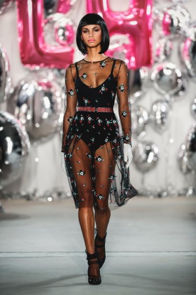 Und Lena wäre nicht Lena, wenn ihre Message nicht klar sagen würde: Zeigt her eure Kurven! (Mercedes-Benz Fashion Week Berlin) (Photo by Peter Michael Dills/Getty Images)