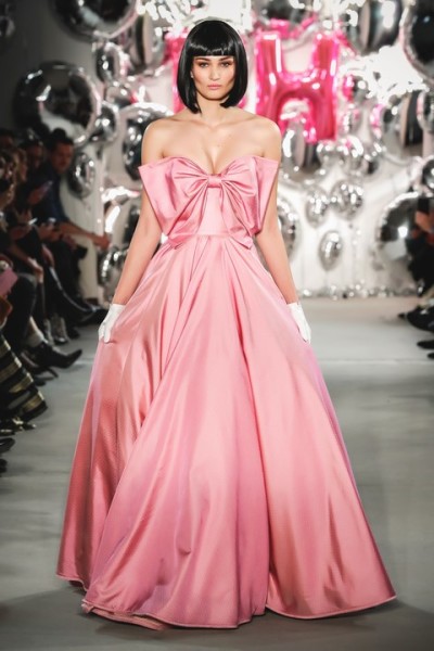 Lena Hoschek zeigte auf der Mercedes-Benz Fashion Week Berlin ihre A/W 2017-Kollektion, so auch ein bodenlanges, pinkes Couture Kleid aus Seide mit überdimensionaler Schleife am Oberteil (Photo by Frazer Harrison/Getty Images)