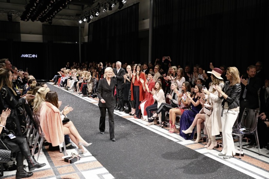 Großer Applaus für Chefdesignerin Karin Veit nach der Show, u.a. von Jasmin Gerat, Bettina Zimmermann, Victoria Swarovski, Janina Uhse, Aylin Tezel, und auch namhaften Bloggern wie z.B. Caroline Daur, Leonie Hanne oder Tatjana Catic (Foto Marc Cain)