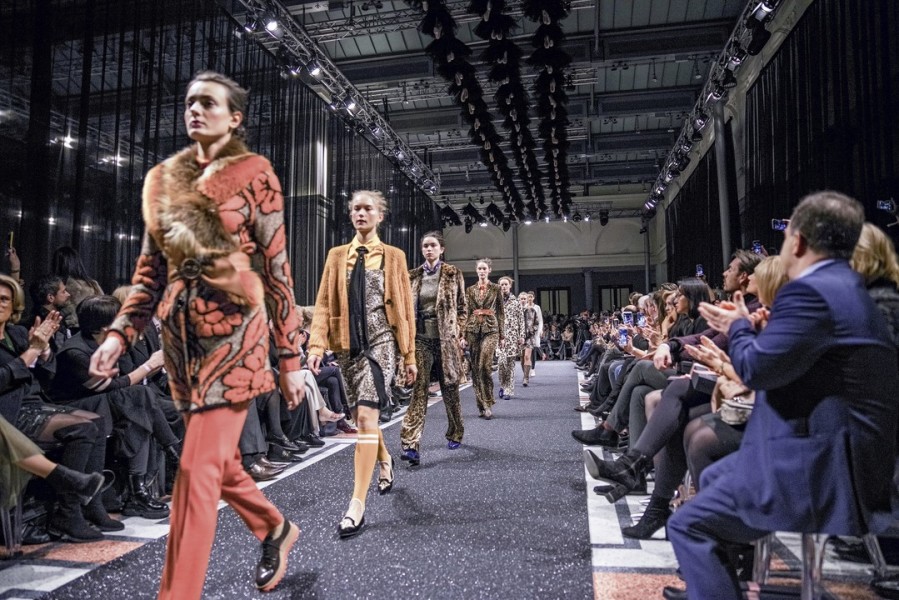 Die Herbst/Winter 2017 Kollektion von Marc Cain zeigt sich sportlich und elegant - musikalisch untermalt mit Streichquartett und ein DJ (Foto Marc Cain)