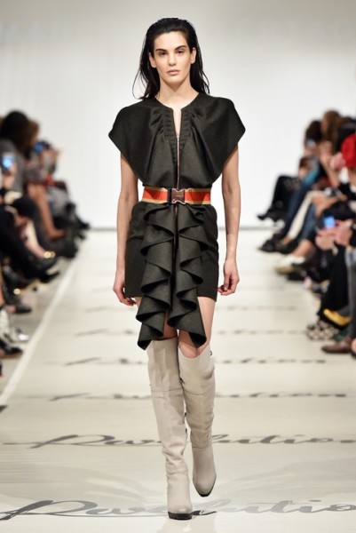 Einen spannenden Bruch zum Loden bilden bei Marcel Ostertag zarte Seidenstoffe mit weich wiegenden Volant-Verzierungen  (Photo by Zacharie Scheurer/Getty Images for IMG)