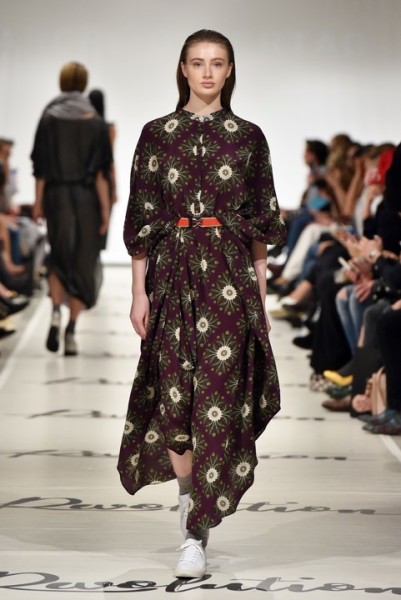 Marcel Ostertag: Eine Distel als Blumen-Print - diese starke Blüte steht für die Revolution. Schön und unverwüstlich, (Photo by Zacharie Scheurer/Getty Images for IMG)