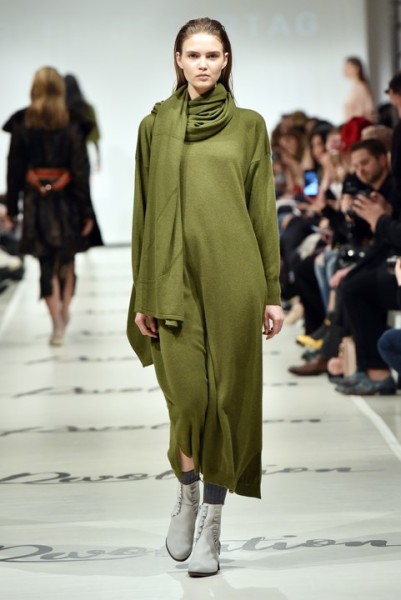 Der Münchner Designer Marcel Ostertag interpretiert Loden modern und zeitlos. Farblich dominieren neben Schwarz die Farben Camel, Grau, Tannengrün und Weinrot (Photo by Zacharie Scheurer/Getty Images for IMG)