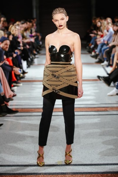 Marina Hoermanseder ließ sich für ihre Kollektion von Bühnenroben der Opernwelt und den Rüschen des viktorianischen Zeitalters inspirieren (Foto Stefan Kraul)