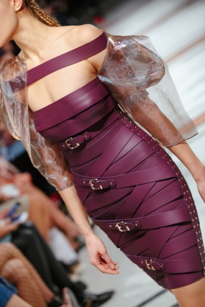 Marina Hoermanseder: Ihr Markenzeichen blieben auch diesmal ihre kreuz und quer laufenden Gürtel, die sie auch als Muster übersetzt in Wirkwaren wie Strümpfe und Catsuits zeigte (Foto Stefan Kraul)